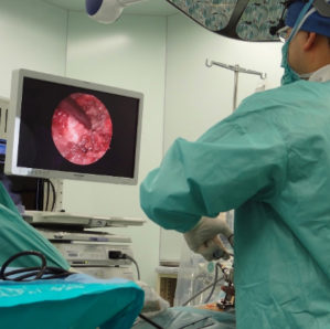内視鏡手術の映像を見る医師の画像